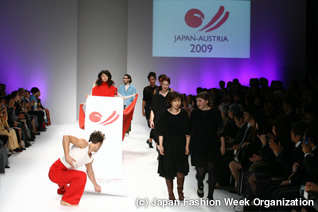 dirndl meets kimono austriafashionshowjapan